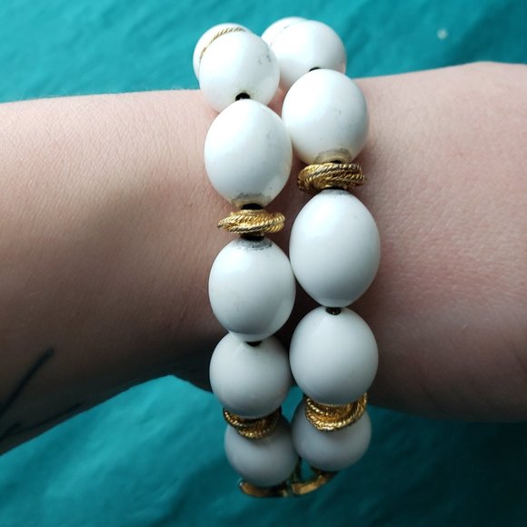 2/15$ Vintage Monet white beads and gold tone bracelet - Picture 1 of 5